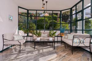 A seating area at HOVIMA Panorama