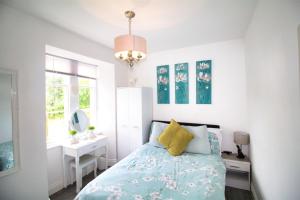 Postel nebo postele na pokoji v ubytování Berwick - Norham - 3 Bedrooms 2 Bathrooms - Stunning Walks and Views - Dog Friendly - Balcony - Log Fire - Private Garden - Off Street Parking - Quiet Rural Location - Fast Wifi