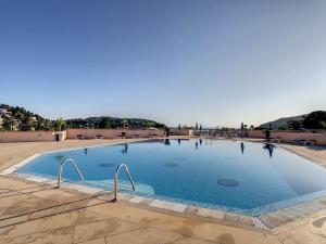 una gran piscina con agua azul en Riviera-King-Studio, en Villefranche-sur-Mer 26 fotos más