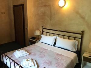 Giường trong phòng chung tại MIRABEAU HOTEL BELLAGIO camera Economy per Famiglie o gruppi, con 4 posti Letto