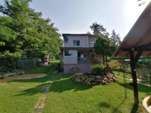 a small house in the middle of a yard at Apartman LAVANDA in Šumarak