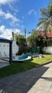 a yard with a house and a road at Solar Mediterráneo casaquinta in Santo Tomé