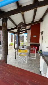 a patio with a table and chairs in a building at Solar Mediterráneo casaquinta in Santo Tomé