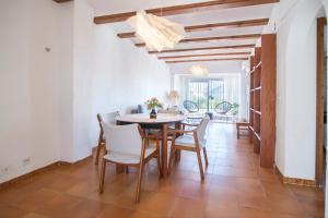 Un comedor con mesa y sillas en Chalet Piscina Urbanización De Lujo Cerca Del Mar, en Valencia