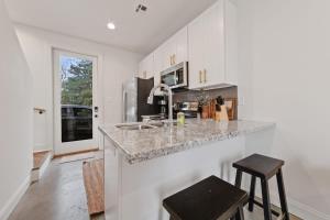 Η κουζίνα ή μικρή κουζίνα στο Charming Townhome - New Construction