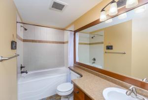 ein Badezimmer mit Badewanne, Toilette und Waschbecken in der Unterkunft Stonegate Resort Unit C105 in Kelowna + 19 Fotos