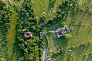 widok na park z drzewami i domami w obiekcie Das Laffelberghaus w mieście Steinakirchen am Forst +1 zdjęcie