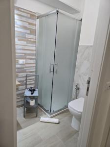 une salle de bain avec une douche en verre et des toilettes dans l'établissement Vento di Mare, à Trapani