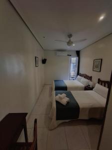 Łóżko lub łóżka w pokoju w obiekcie Hostal Villamañez
