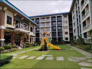 une aire de jeux devant un grand immeuble d'appartements dans l'établissement Casita Tagaytay, à Tagaytay