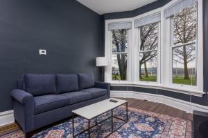 Flats on Front - Riverfront Gem Fast Wi-Fi 1F的休息区