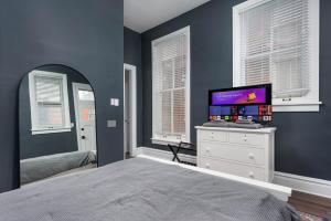 Flats on Front - Riverfront Gem Fast Wi-Fi 1F客房内的一张或多张床位