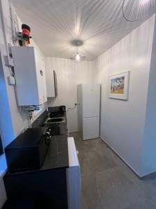 Kuchyň nebo kuchyňský kout v ubytování 2 Bedroom Town apartment