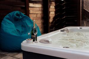 Chedia MareEden Kede的一瓶香槟和浴缸内的一杯