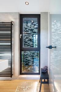 ein Badezimmer mit einem Fenster mit Jalousien in der Unterkunft 1Step2AllStars Baumhaus in Wuppertal + 68 Fotos