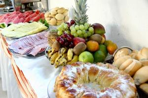 una mesa cubierta con una muestra de frutas y hortalizas en Ancoradouro Hotel - Centro De Porto Seguro, en Porto Seguro