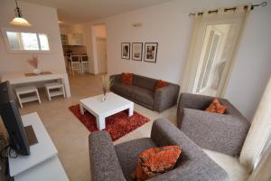 ein Wohnzimmer mit 2 Sofas und einem Tisch in der Unterkunft Muo Apartments in Kotor