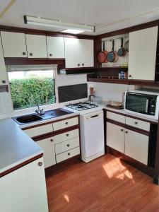 Kuchyň nebo kuchyňský kout v ubytování Mobilhome à cancale + 5 fotografií