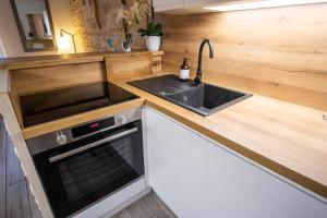 kuchnia ze zlewem i kuchenką w obiekcie Appartement très cosy avec cour w Cannes