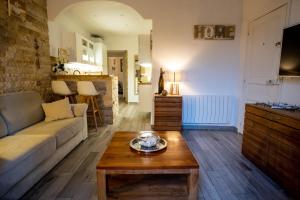 salon z kanapą i stolikiem kawowym w obiekcie Appartement très cosy avec cour w Cannes