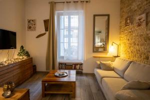 Część wypoczynkowa w obiekcie Appartement très cosy avec cour