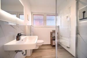 Ένα μπάνιο στο WARMSTAY I Ferienunterkunft mit Balkon I Key-Box Check-In