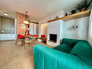 ein Wohnzimmer mit Couch und Kamin in der Unterkunft MCX Vacation Rental - Maison Cian, Appartamento con balconi panoramici nel cuore di Breuil Cervinia in Breuil-Cervinia