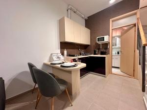 ベオグラードにあるPlavi zec apartman Zemunの部屋にテーブルと椅子のあるキッチン