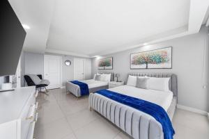 a hotel room with two beds and a kitchen at Solare Tower Sunset Panorama Paradise in South Padre Island +67 photos