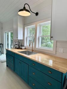 Dapur atau dapur kecil di Eagles Bluff Cottage
