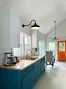 Dapur atau dapur kecil di Eagles Bluff Cottage