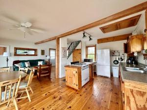 Dapur atau dapur kecil di Shackford Cove Cottage