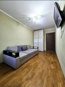 a bedroom with a bed and a flat screen tv at 2 комнатная квартира, раздельные комнаты, Леся Украинки 21, пр А Поля, госпиталь in Dnipro