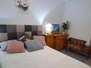 トレビエハにあるBrillante Apartamento en La Mataの枕とランプが付いたベッドのある寝室