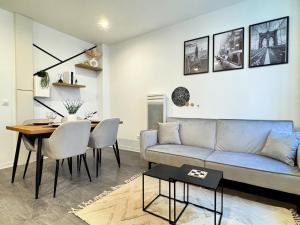 a living room with a blue couch and a table at Narbonne centre New york in Narbonne