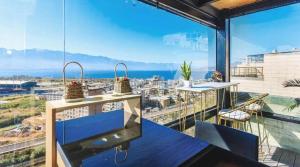 大理Dali Listening Seaview Villa大理听城海景别墅的客房设有大窗户,享有城市美景。