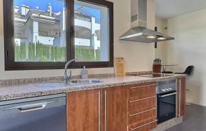 una cocina con fregadero y ventana en Beautiful penthouse apartment with three large double bedrooms in Casares Costa, en Buenas Noches