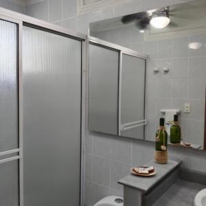une salle de bain avec douche, toilettes et miroir dans l'établissement Casa de Mony, à Santa Marta