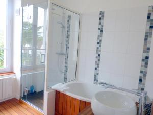 y baño con bañera, ducha y lavamanos. en Villabona, en Orsay