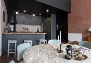 Kuchyň nebo kuchyňský kout v ubytování La troussotte, superbe appartement de 110m2 avec terrasse et jardin + 15 fotografií
