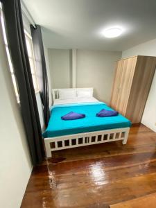 Un dormitorio pequeño con una cama en una habitación. en Townhouse nearby Klong Dao beach with loft, en Ban Mo Nae