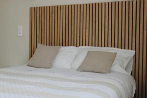 Letto o letti in una camera di Logis Hôtel L'Ayguelade