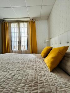 Letto o letti in una camera di Logis Hôtel L'Ayguelade