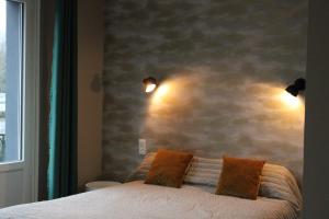 Letto o letti in una camera di Logis Hôtel L'Ayguelade