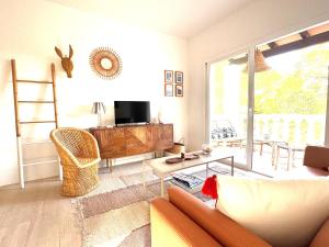 TV a/nebo společenská místnost v ubytování Appartement NoBe Es Pujols proche plage, vue mer