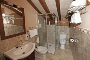 łazienka z toaletą, umywalką i prysznicem w obiekcie Apartamentos Villa Sofía w mieście San Vicente de la Barquera +26 zdjęć