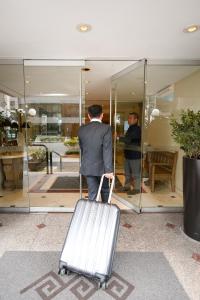 Hóspedes ficando em Los Tallanes Hotel & Suites