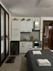 A kitchen or kitchenette at Room Mazzini