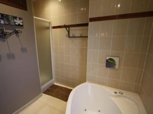 Koupelna v ubytování Location paisible: gîte familial avec balnéo, cuisine équipée et départs VTT, à proximité de Gérardmer - FR-1-589-331 + 10 fotografií