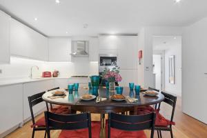 a dining room with a table and chairs in a kitchen at Hermitage Road Apartment By Morethanstays in London